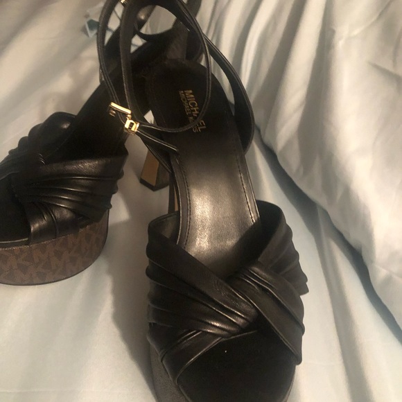 Michael kors sexy heels black with brown bottom with MK original design - Picture 4 of 9